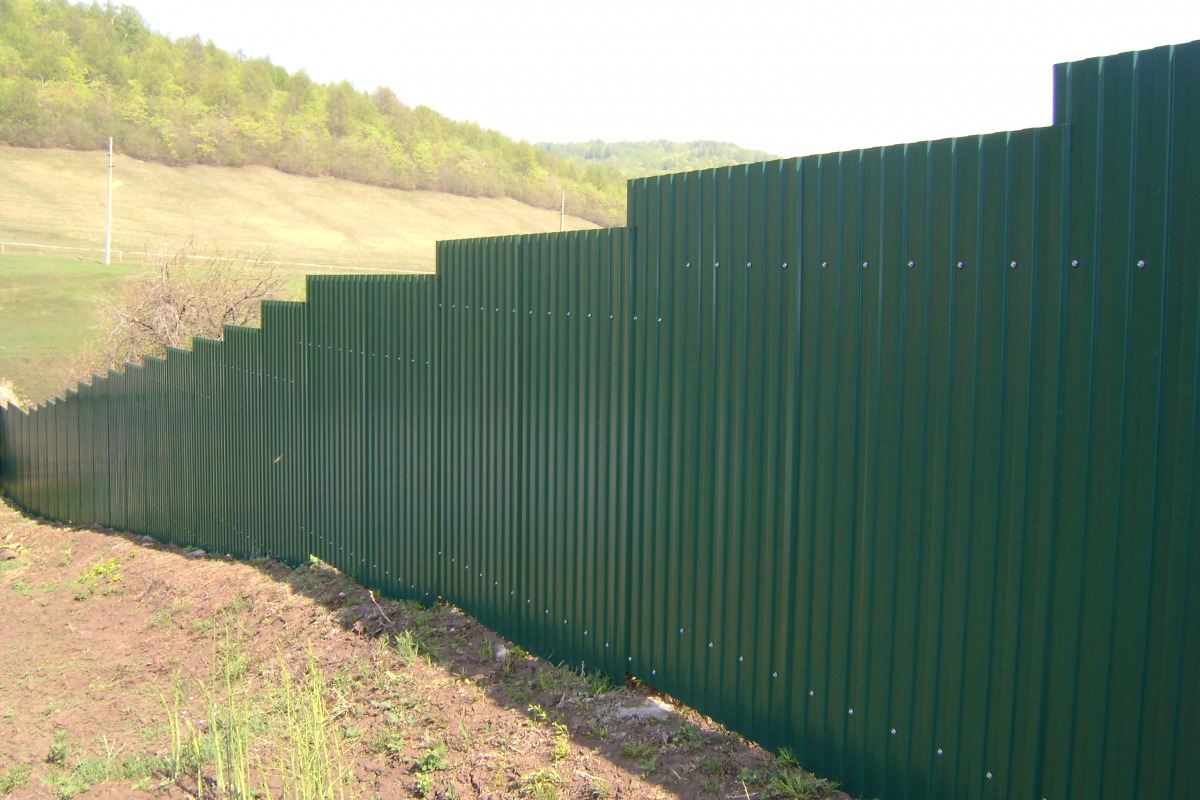 Зелёный профильный забор